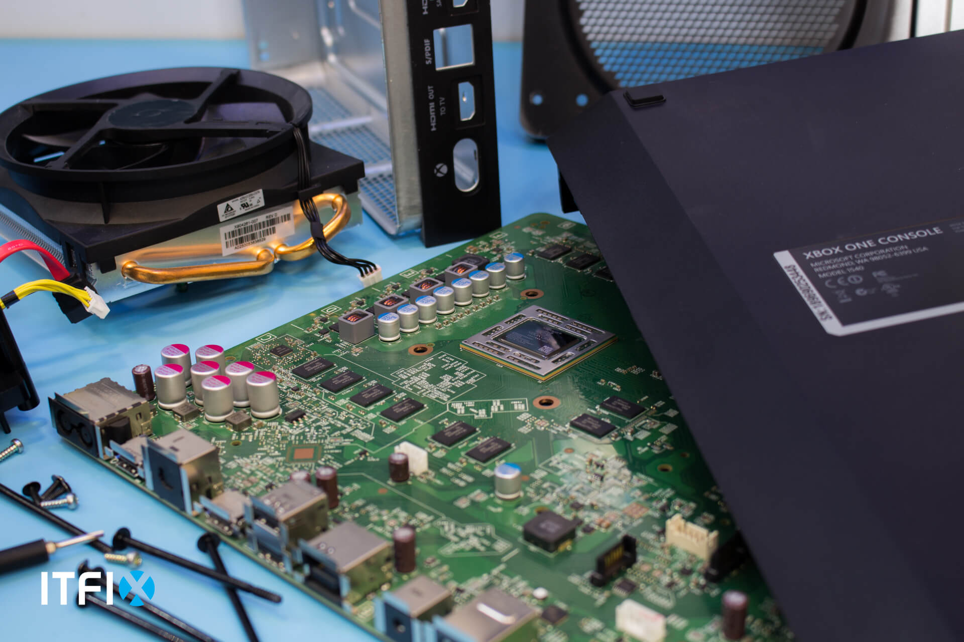 Rozebrana konsola Xbox One i płyta główna na stanowisku serwisowym ITFIX